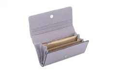 Billetera tipo sobre color rojo con textura granulada y cierre con broche imantado.