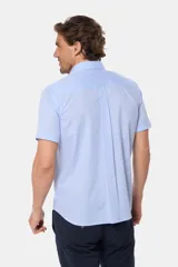 Camisa de manga corta a cuadros celestes y blancos, con bolsillo en el pecho y logo bordado.