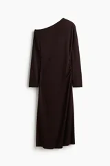 Vestido midi de un hombro, color marrón, confeccionado en punto suave. Cuenta con diseño de manga larga, escote asimétrico y pliegues fruncidos en un lateral de la cintura.