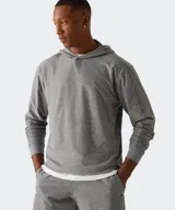 Hoodie negro de manga larga, con capucha y calce relajado, confeccionado en tejido ligero y suave.