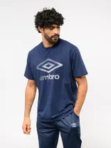 Remera de manga corta color azul marino, con logo de Umbro estampado en el frente en color blanco. Confeccionada en tejido suave y elástico.