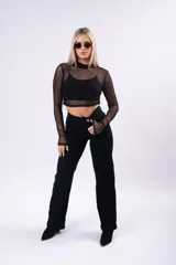Polera crop de tul marrón con cuello alto y mangas largas, que incluye un top interior a tono.
