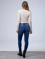 Jean elastizado de tiro alto y pierna skinny, marca One Five One. Tiene pretina con pasadores, botón y cierre. Delantera y trasera con bolsillos.