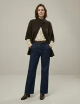 Capa tejida color fucsia, con cuello alto abotonado y mangas cortas estilo japonesa. Tejido de punto grueso.