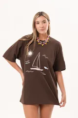 Remerón de algodón color marrón, de corte oversize y largo extendido, con estampa frontal temática de velero y mar.