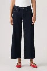 Jean de denim azul oscuro con corte wide leg y diseño cropped al tobillo, con tiro medio y costuras en contraste.