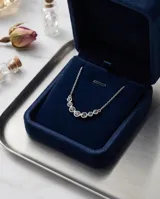Gargantilla de plata 925 con cadena fina y dije central compuesto por cinco piedras circulares engastadas en plata, dispuestas en forma de arco.