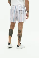 Short de baño con estampado floral en tonos azul y blanco, con cintura fija, cierre de botón y bolsillos laterales.