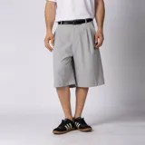 Bermuda sastrera gris de corte baggy, con pinzas al frente y diseño holgado que se extiende por debajo de la rodilla.