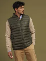 Chaleco negro acolchado con cierre frontal y bolsillos laterales con cierre.