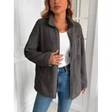 Campera de corderito color blanco, con cuello alto, cierre frontal completo y un bolsillo en el pecho con cierre.