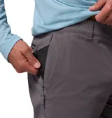 Pantalón chino Columbia modelo Roc Chino Pant, color gris, de corte recto con trabillas para cinturón, bolsillos inclinados y bolsillo lateral con cierre de cremallera.