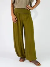 Pantalon de viscosa color marrón, de corte amplio y fluido con botamanga fruncida y cintura elástica ancha.