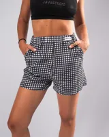 Short tipo boxer con estampado de cuadros vichy en color negro y blanco, cintura elástica y bolsillos laterales.