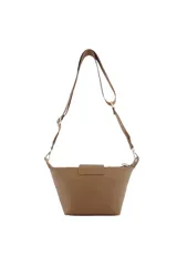 Riñonera de diseño compacto en color beige, con cierre de solapa y botón imantado. Incluye una correa larga regulable y desmontable que permite su uso como bandolera.