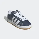Championes Adidas Campus 00s de tela azul con costuras decorativas, tres tiras blancas con estrellas y suela de caucho.