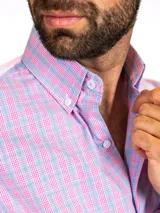 Camisa de hombre de algodón con estampado a cuadros en tonos rosado y celeste, corte clásico, manga larga, bolsillo en el pecho y botón en el cuello.