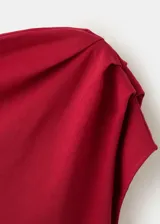 Camiseta roja de mezcla de algodón, modal y elastano, con diseño asimétrico y detalles fruncidos en el escote y el hombro, de manga corta y corte recto.