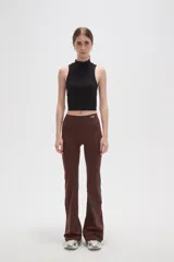 Top sin mangas de cuello alto, confeccionado en tejido de punto acanalado, con ajuste al cuerpo.