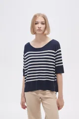 Sweater de tejido de punto con diseño a rayas horizontales en azul marino y blanco, cuello redondo amplio y mangas tres cuartos.