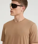 Remera deportiva masculina de manga corta y cuello redondo, confeccionada con tecnología Dry, que facilita la evaporación del sudor. Presenta un pequeño logo circular en el pecho.