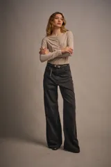 Body negro de microfibra translúcida esmerilada, ajustado al cuerpo, con mangas largas, cuello media polera y frunce central en el delantero. Tiene acceso por entrepierna con broches metálicos.