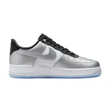 Championes Nike Air Force 1 07 SE con diseño de corte bajo. Presentan una combinación de paneles en color plata metalizado y blanco, con detalles en negro en la lengüeta, cordones y talón. Incluyen una suela blanca con acabado translúcido azulado.