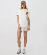 Remera blanca de algodón con cuello redondo y mangas cortas, con diseño estampado de Miffy en el pecho y detalles gráficos en la manga.