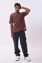 Remera color beige de corte recto y mangas cortas.