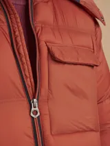 Campera puffer verde militar con capucha, cierre frontal, bolsillos laterales con cierre y un bolsillo de solapa en el pecho.