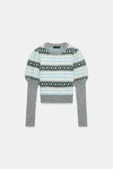 Jersey de punto con cuello redondo y mangas largas abullonadas, con diseño de jacquard geométrico en tonos grises, blancos y celestes.