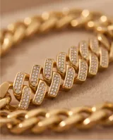 Pulsera de eslabones tipo cubana con baño de oro, decorada con incrustaciones de circonias en la parte superior de cada eslabón.