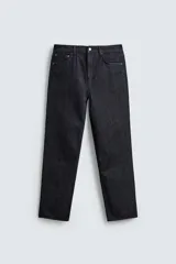 Jeans de corte slim fit en color azul oscuro, con diseño de cinco bolsillos, cierre frontal con cremallera y botón, y tejido ligeramente elástico.