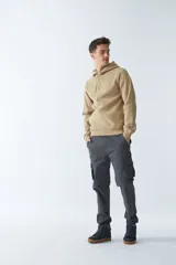 Buzo canguro de felpa gris oscuro con capucha ajustable, manga larga, bolsillo canguro y logo estampado en el pecho.