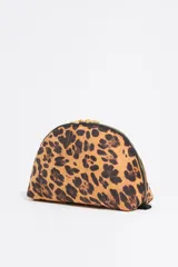 Neceser Bimba y Lola con estampado animal print, confeccionado en nylon. Cuenta con cierre de cremallera, bolsillo interior y placa metálica con el logo de la marca.