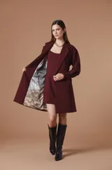 Vestido corto negro de corte recto y escote redondo, con breteles anchos y diseño minimalista.