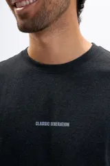 Remera de manga corta color gris oscuro jaspeado, con cuello redondo y estampa pequeña en el pecho con la frase Classic Generation.