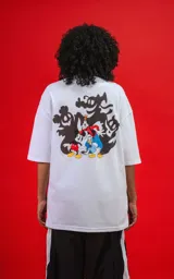 Remera oversize de algodón premium color blanco, con cuello redondo y manga corta. Presenta un pequeño estampado del personaje Mickey Mouse en el lado izquierdo del pecho.