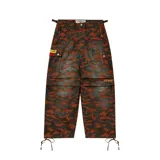 Pantalón cargo baggy fit con estampado camuflado en tonos marrones y negros. Presenta múltiples bolsillos utilitarios, tiras ajustables en la cintura y los tobillos, y detalles bordados.