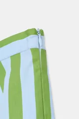 Falda midi de tiro medio con rayas diagonales en tonos verde y celeste. Presenta un diseño acampanado y cierre lateral con cremallera oculta.