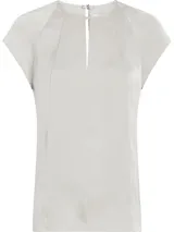 Blusa de satén color gris claro, con cuello redondo y abertura en forma de gota. Tiene mangas cortas con costuras en los hombros y cierre con broche en la espalda.