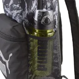 Mochila Puma Phase AOP con estampado abstracto en blanco y negro en la parte superior y un bolsillo frontal negro con cierre y el logo de Puma en blanco. Tiene correas ajustables y acolchadas.