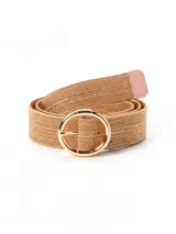 Cinturón color beige con hebilla redonda dorada.