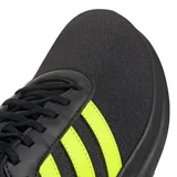 Championes Adidas Lite Racer 4.0 de diseño liviano, confeccionados en malla transpirable. Presentan mediasuela con tecnología Cloudfoam para mayor amortiguación y suela de goma resistente. El diseño es negro con las tres tiras laterales y detalle en la lengüeta en color amarillo neón.