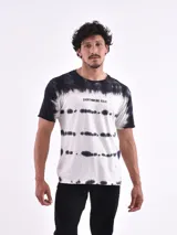 Remera blanca con efecto tie-dye negro y texto "Overthinking Kills" estampado en el pecho.