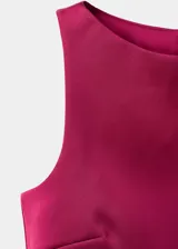 Top crop sin mangas de tejido satinado en color fucsia, con diseño recto y cuello redondo.