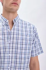 Camisa de hombre a cuadros celestes, blancos y azules, de manga corta y corte clásico.