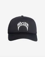 Gorro negro estilo trucker con visera curva y estampado frontal en color blanco.