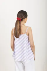 Top de tirantes fino con diseño a rayas en tonos blanco y lila, escote en V y corte holgado y acampanado.