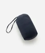 Campera puffer ultraligera de cuello alto con cierre frontal por cremallera y bolsillos laterales. Diseño acolchado con acabado liso.